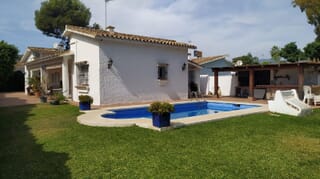 Charming Andalusian-style house located just a few steps from El Saladillo beach