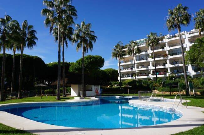 BEACHSIDE 2 BEDROOMS APARTMENT WITH BEAUTIFUL VIEWS OF THE COMMUNAL GARDEN, POOL AND THE SEA