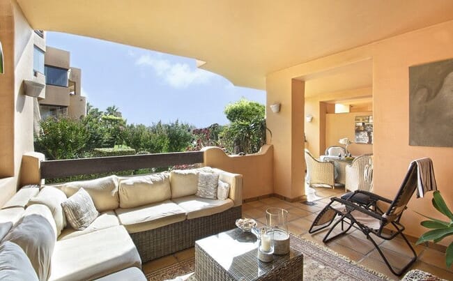 Magnifico apartamento con el jardín privado en Casares Playa, Costa del Sol, España
