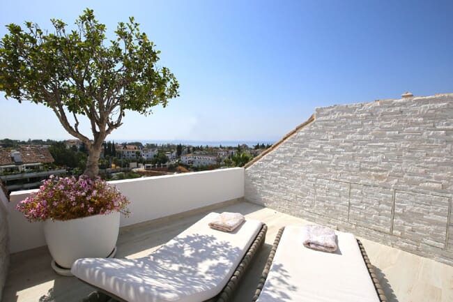 Odnowiony dwupoziomowy penthouse w Monte Paraiso, Złota Mila, Marbella, Hiszpania