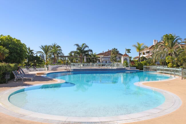 Odnowiony dwupoziomowy penthouse w Monte Paraiso, Złota Mila, Marbella, Hiszpania