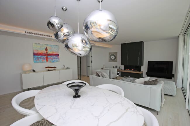 Odnowiony dwupoziomowy penthouse w Monte Paraiso, Złota Mila, Marbella, Hiszpania