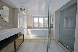 Odnowiony dwupoziomowy penthouse w Monte Paraiso, Złota Mila, Marbella, Hiszpania