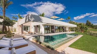 Outstanding frontline golf villa in Nueva Andalucía, Marbella