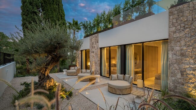 Outstanding frontline golf villa in Nueva Andalucía, Marbella