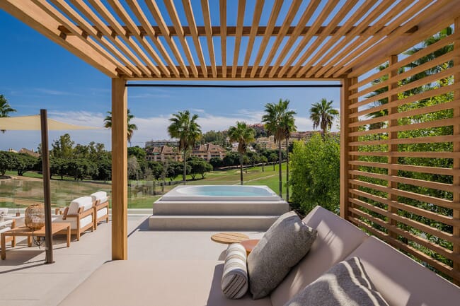 Outstanding frontline golf villa in Nueva Andalucía, Marbella
