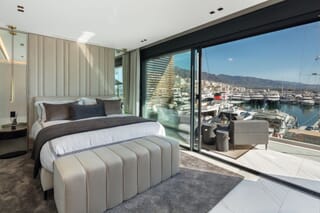 Sypialnia luksusowego apartamentu położonego w Puerto Banus, Hiszpania